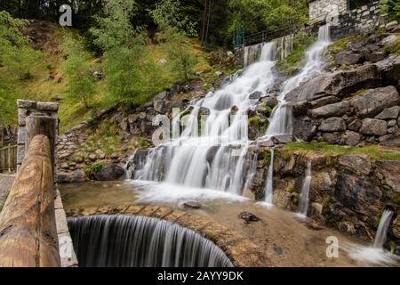 Blick auf einen kleinen Wasserfall, in der Nähe eines Dorfes von Encamp, Andorra. Das Hotel liegt im Pyrenäengebirge Stockfoto