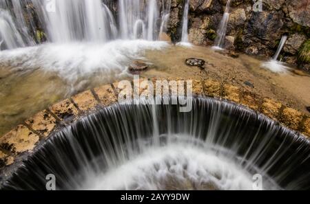 Ein kleiner Wasserfall in der Nähe eines Dorfes von Encamp, Andorra. Das Hotel liegt im Pyrenäengebirge Stockfoto