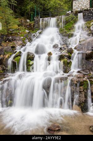 Ein kleiner Wasserfall in der Nähe eines Dorfes von Encamp, Andorra. Das Hotel liegt im Pyrenäengebirge Stockfoto