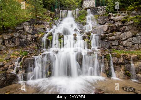 Ein kleiner Wasserfall in der Nähe eines Dorfes von Encamp, Andorra. Das Hotel liegt im Pyrenäengebirge. Lange Belichtung Stockfoto