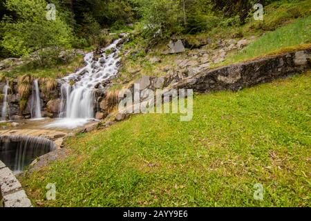 Ein kleiner Wasserfall in der Nähe eines Dorfes von Encamp, Andorra. Das Hotel liegt im Pyrenäengebirge. Lange Belichtung Stockfoto