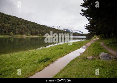 Der Engolastersee in der Encamp Pfarrei Andorra ist ein See, der sich in einer eiszeitlichen Niederung bildet. Es liegt in der Nähe von Andorra La Vella, der Hauptstadt VON A. Stockfoto