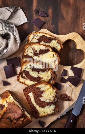 Köstlicher hausgemachter Marmorkuchen auf Holzgrund, Draufsicht Stockfoto
