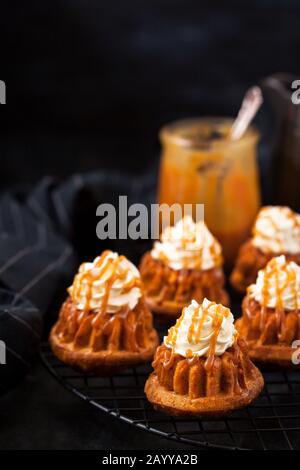 Hausgemachte Karotten Cupcakes mit Karamellsoße und Frischkäse Stockfoto