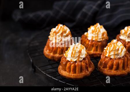 Hausgemachte Karotten Cupcakes mit Karamellsoße und Frischkäse Stockfoto