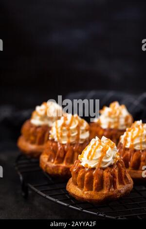 Hausgemachte Karotten Cupcakes mit Karamellsoße und Frischkäse Stockfoto