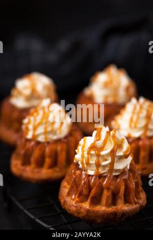 Hausgemachte Karotten Cupcakes mit Karamellsoße und Frischkäse Stockfoto