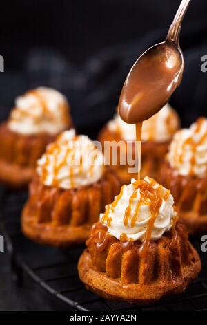 Hausgemachte Karotten Cupcakes mit Karamellsoße und Frischkäse Stockfoto