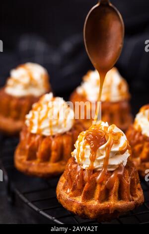 Hausgemachte Karotten Cupcakes mit Karamellsoße und Frischkäse Stockfoto