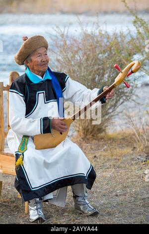 Herr Samjid (80 Jahre alt) aus der ethnischen Minderheit der Uriankhai-Stamm (Uriyangkhai, Urianhai oder Uryangkhai) führt traditionelle Lieder mit auf Stockfoto