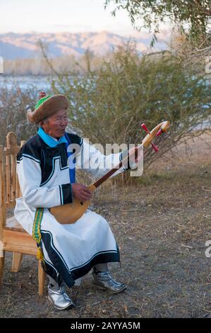 Herr Samjid (80 Jahre alt) aus der ethnischen Minderheit der Uriankhai-Stamm (Uriyangkhai, Urianhai oder Uryangkhai) führt traditionelle Lieder mit auf Stockfoto