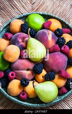 Teller mit verschiedenen sommerlichen frischen, reifen Beeren und Früchten, Nahaufnahme Stockfoto