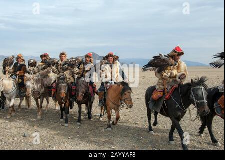 Eine Gruppe von kasachischen Adler-Jägern und ihren goldenen Adlern, die auf dem Festgelände des Goldenen Adlers in der Nähe der Stadt Ulgii (Ölgii) im Bayan-Ulgi ankommen Stockfoto