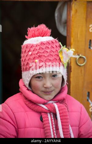 Porträt eines kasachischen Mädchens auf dem Gelände des Festivals Goldener Adler in der Nähe der Stadt Ulgii (Ölgii) in der Provinz Bayan-Ulgii im Westen der mongolischen Republik. Stockfoto