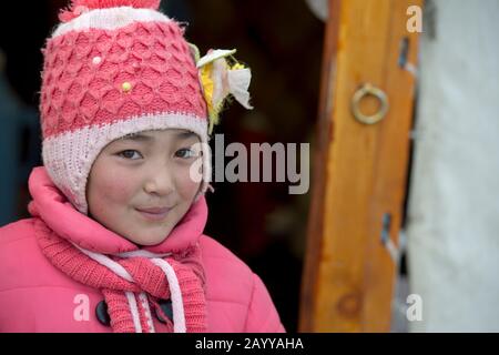 Porträt eines kasachischen Mädchens auf dem Gelände des Festivals Goldener Adler in der Nähe der Stadt Ulgii (Ölgii) in der Provinz Bayan-Ulgii im Westen der mongolischen Republik. Stockfoto