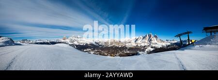 Dolopities Dolmiti Italien im Winter schöne alpen Winterberge und Skipiste Cortina d'Ampezzo Faloria Skigebiet Stockfoto