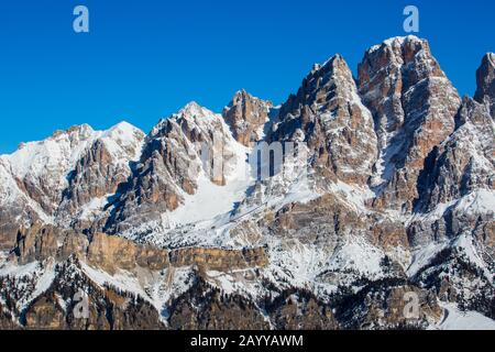 Dolopities Dolmiti Italien im Winter schöne alpen Winterberge und Skipiste Cortina d'Ampezzo Faloria Skigebiet Stockfoto