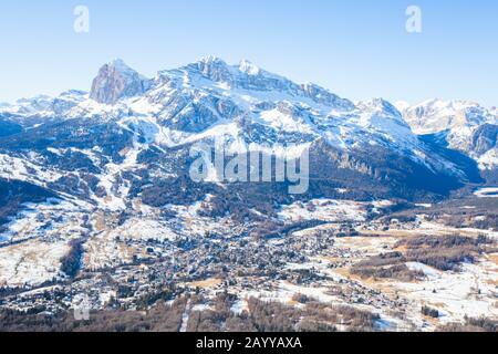 Cortina d'Ampezzo Winterstadtsicht vom Skigebiet Faloria, Skigebiet in Italien. Cortina, Regina delle Dolmiti, Königin der Dolden, mou der Dolden Stockfoto