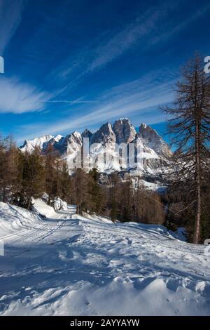 Dolopities Dolmiti Italien im Winter schöne alpen Winterberge und Skipiste Cortina d'Ampezzo Faloria Skigebiet Stockfoto