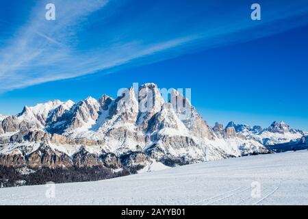 Dolopities Dolmiti Italien im Winter schöne alpen Winterberge und Skipiste Cortina d'Ampezzo Faloria Skigebiet Stockfoto