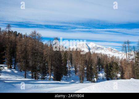 Dolopities Dolmiti Italien im Winter schöne alpen Winterberge und Skipiste Cortina d'Ampezzo Faloria Skigebiet Stockfoto