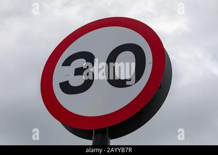 Nahaufnahme des Kreiszeichens mit Geschwindigkeitsbegrenzung in lytham ST annes fylde juni 2019 Stockfoto