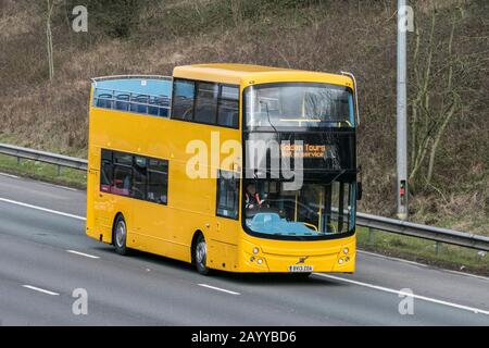 Volvo B9TL Doppeldeckerbus mit offenem Oberdeck, Niederflur, gebaut von Volvo von 2002 bis 2018; Doppeldeckerfahrzeug-Bewegung auf der Autobahn nea von M6 Stockfoto