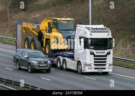 Scania Baufahrzeug Bewegung, Übergrößen Lasten, anormal, Auftragnehmer, Übergrößen Last Fahren auf der Autobahn M6 in der Nähe von Preston, Großbritannien Stockfoto