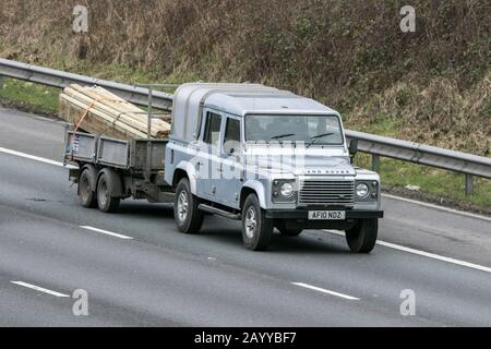 2010 Silber Land Rover & Anhänger; Fahrzeugbewegung auf der Autobahn M6 in der Nähe von Preston in Lancashire Stockfoto