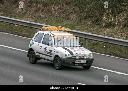 M936LUY 1994 Nissan Micra Boston White Car Benzinfahrzeug Bewegung Fahren auf der Autobahn M6 in der Nähe von Preston in Lancashire Stockfoto