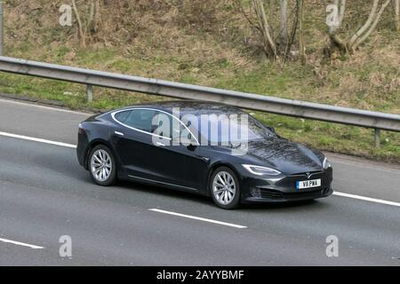 Schwarz 2017 Tesla Model S Luxus Elektroauto Vorderansicht Isoliert Auf Dunklen Schwarzen Hintergrund Mit Beschneidungspfad Stockfotografie Alamy