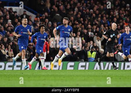 London, Großbritannien. Februar 2020. Olivier Giroud vom FC Chelsea feiert, nachdem er das erste Tor seiner Mannschaft während des Premier-League-Spiels zwischen Chelsea und Manchester United an der Stamford Bridge, London am Montag, den 17. Februar 2020 erzielt hatte. (Kredit: Ivan Yordanov   MI News) Foto darf nur für redaktionelle Zwecke in Zeitungen und/oder Zeitschriften verwendet werden, Lizenz für kommerzielle Nutzung erforderlich Kredit: MI News & Sport /Alamy Live News Stockfoto