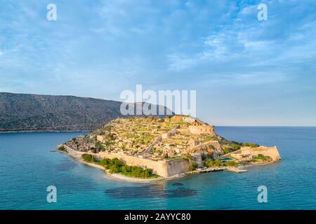 Luftaufnahme der Insel Spinalonga mit ruhigem Meer. Hier wurden isoliert Aussätzigen, Menschen mit der Hansen Krankheit, Golf von Elounda, Kreta, Griechenland. Stockfoto