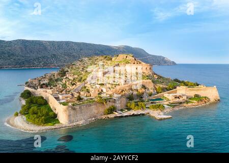 Luftaufnahme der Insel Spinalonga mit ruhigem Meer. Hier wurden isoliert Aussätzigen, Menschen mit der Hansen Krankheit, Golf von Elounda, Kreta, Griechenland. Stockfoto