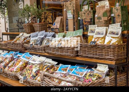 Die örtlichen Geschäfte in Italien und malcesine bieten eine Menge verschiedener typischer Pasta. Stockfoto