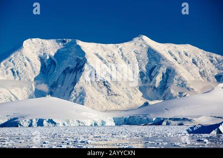 Antarktische Landschaft rund um den Lemaire-Kanal, zwischen Booth Island und der Kiewer Halbinsel, Stockfoto