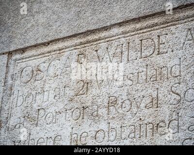 Oscar Wilde Graviergravur Grabstein in weißem Stein auf der Seite seines Grabsteins auf dem französischen Friedhof Pere Lachaise geschnitzt Stockfoto