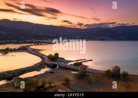 Luftaufnahme der alten Windmühlen und des Kanals in der Nähe des berühmten Sommerresorts Elounda, Ostkreta, Griechenland Stockfoto