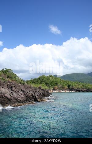 Grüne Berge an der Küste, Basse Terre, Guadeloupe, französische Karibik. Stockfoto