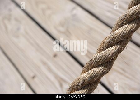 Im Alter von Seil mit Holzboden im Hintergrund eine natürliche Alter Textur für den Einsatz als Hintergrund. Stockfoto