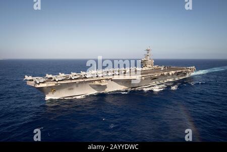 Der nuklearbetriebene Flugzeugträger der Nimitz-Klasse der US-Marine USS Theodore Roosevelt transits den Pazifischen Ozean im 15. Februar 2020 im Pazifischen Ozean. Stockfoto