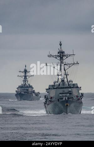 Ein U.S. Navy der Arleigh-Burke-Klasse geführt - Flugzerstörer USS Rafael Peralta und USS John Finn, rechts, beim täglichen Training Operations Dezember 7, 2019 in den Pazifischen Ozean. Stockfoto