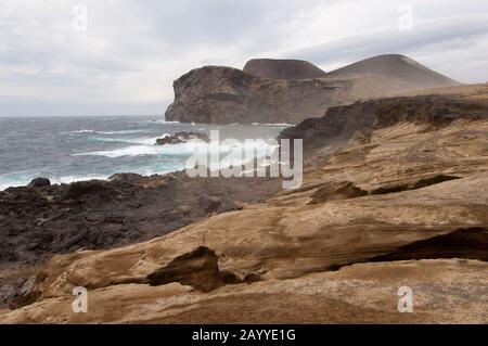 Der Vulkan Capelinhos brach 1958 aus und schuf dieses neue Land auf der Insel Faial auf den Azoren, Portugal. Stockfoto