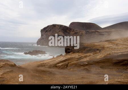 Der Vulkan Capelinhos brach 1958 aus und schuf dieses neue Land auf der Insel Faial auf den Azoren, Portugal. Stockfoto