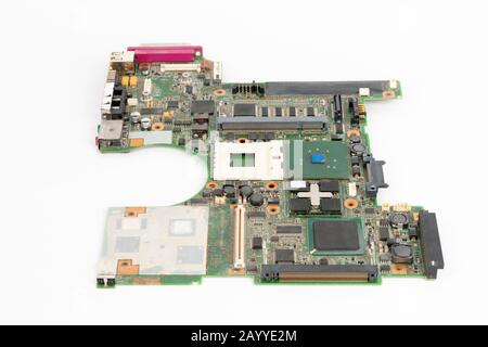 Notebook-Motherboard mit leerem Sockel für CPU eine integrierte Grafikkarte auf weißem Hintergrund. Stockfoto