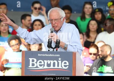 Richmond, USA. Februar 2020. Richmond, KALIFORNIEN - 17. FEBRUAR: Bernie Sanders spricht während der "Get Out the Early Vote"-Rallye im Craneway Pavilion am 17. Februar 2020 in Richmond, Kalifornien. Foto: Christopher Victorio/imageSPACE Credit: Imagespace/Alamy Live News Stockfoto