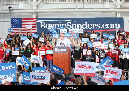 Richmond, USA. Februar 2020. Richmond, KALIFORNIEN - 17. FEBRUAR: Bernie Sanders spricht während der "Get Out the Early Vote"-Rallye im Craneway Pavilion am 17. Februar 2020 in Richmond, Kalifornien. Foto: Christopher Victorio/imageSPACE Credit: Imagespace/Alamy Live News Stockfoto