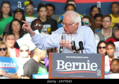 Richmond, USA. Februar 2020. Richmond, KALIFORNIEN - 17. FEBRUAR: Bernie Sanders spricht während der "Get Out the Early Vote"-Rallye im Craneway Pavilion am 17. Februar 2020 in Richmond, Kalifornien. Foto: Christopher Victorio/imageSPACE Credit: Imagespace/Alamy Live News Stockfoto