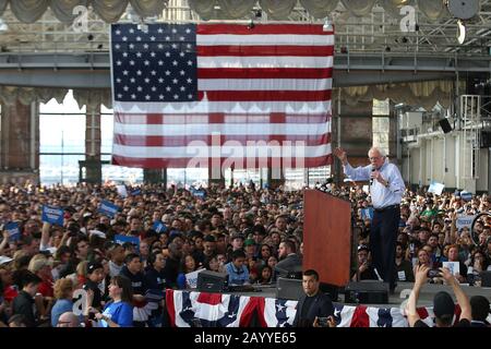 Richmond, USA. Februar 2020. Richmond, KALIFORNIEN - 17. FEBRUAR: Bernie Sanders spricht während der "Get Out the Early Vote"-Rallye im Craneway Pavilion am 17. Februar 2020 in Richmond, Kalifornien. Foto: Christopher Victorio/imageSPACE Credit: Imagespace/Alamy Live News Stockfoto