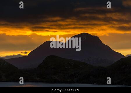 Sonnenaufgang über dem Gipfel des Cùl Beag, von Loch Buine Mòire, Coigach, Wester Ross, Highland Region, Schottland, Großbritannien Stockfoto